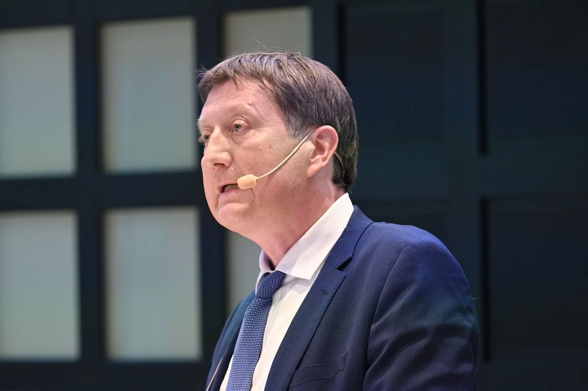 … Frank Rühli hätten unterschiedlicher nicht sein können. Frank Rühli versucht die Wählerinnen und Wähler während seiner fünf Minuten zu überzeugen.